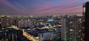 Depto moderno con piscina y vista ciudad, a pasos Metro Santa Isabel y Barrio Italia