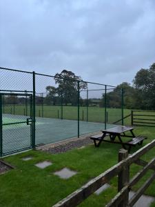 Courtyard House- Luxury Holiday House with floodlit Tennis court