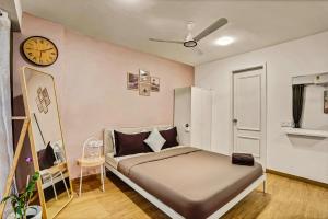 Orchid 001Airport view55 TVCoffee maker