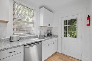 Pittsburgh Shadyside 2A Bright and Stylish Private Bedroom with Shared Bathroom