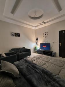 استديو بجلسة جانبية ودخول ذكي