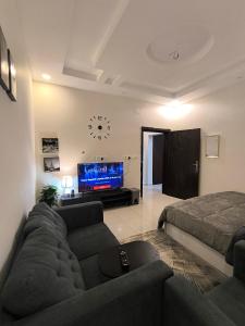 استديو بجلسة جانبية ودخول ذكي