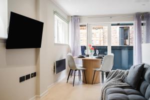 2 Bed Modern Flat, Castlefield, CityCentre, Parking, Self-checkin, Sleeps 4, Balcony, Wifi, City views