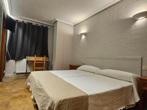 Hostal Las Cavenes Del Cabaco