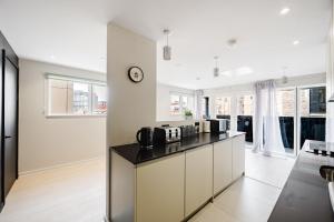2 Bed Modern Flat, Castlefield, CityCentre, Parking, Self-checkin, Sleeps 4, Balcony, Wifi, City views