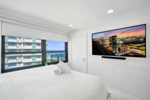 Oceanfront Escape with Resort Amenities Gym Pools and Sauna 1408
