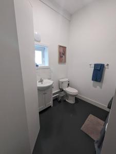 Private guest suite with bathroom and sitting area