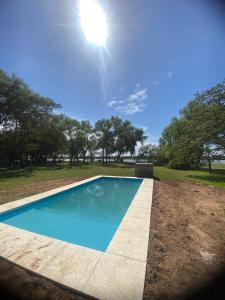 Casa quinta con piscina sobre el rio
