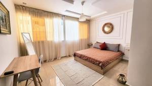 Cosy and central condo with terace steps to shore