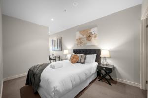 The Quiet Side of the City - A Stylish 2 Bed 2 Bath Retreat