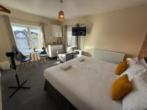 Southsea 2nd Floor Studio Apartment, Free Private Parking