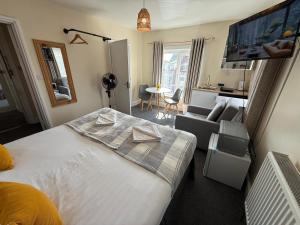 Southsea 2nd Floor Studio Apartment, Free Private Parking