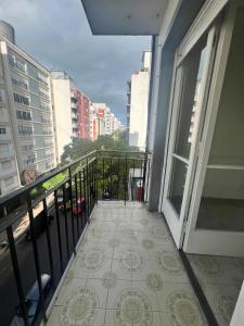 Monoambiente con balcón soleado