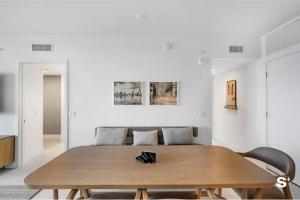 Luxury Downtown 2-BD Condo with beautiful city views