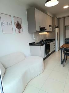 Apartamento novo, 2 quartos a 50 metros da praia