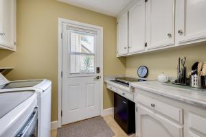 Golf, Hike, Explore Apt 9 Mi to Dtwn Fresno!