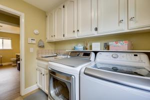 Golf, Hike, Explore Apt 9 Mi to Dtwn Fresno!