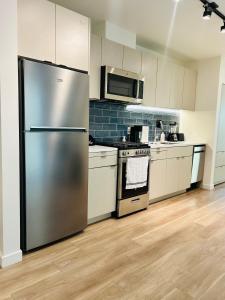 Heart of Hollywood Walk of Fame - Free Parking, Pool, Gym, Rooftop Views, centrally located, WIFI