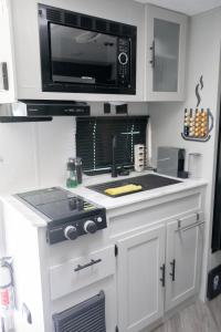 RV completamente equipado en viñedo