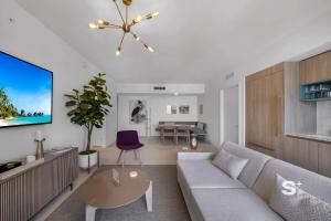 2-BD Downtown Miami Condo with City Views