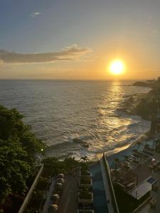 Fantástico Apartamento Vista Mar no Beach Class Ondina Salvador, pé na areia, com exclusivo acesso à praia