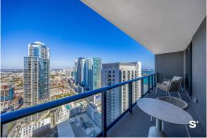 Contemporary 2-BD Condo in Downtown Miami - Skyline & Ocean Views