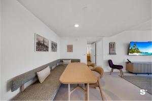 Contemporary 2-BD Condo in Downtown Miami - Skyline & Ocean Views