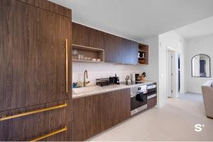 Luxury 1-BD with Breathtaking Downtown Views