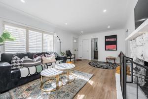 Waterfront 4BR Bungalow by LAKE near GO TRAIN and Toronto Airport