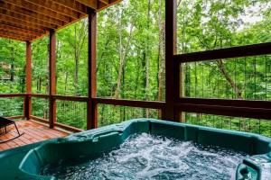 New Cozy Mountain Chalet Hot Tub Near Downtown