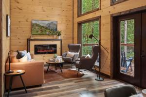 New Cozy Mountain Chalet Hot Tub Near Downtown