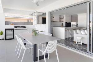 Surfrider Hideaway - steps to beach