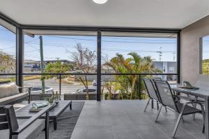 Modern 4 bedroom Redcliffe retreat