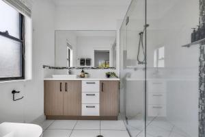 Modern 4 bedroom Redcliffe retreat