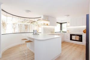 Scarborough Family Beachside Retreat - Walk to beach
