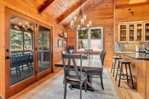 Cozy Walnut Mountain Cabin with Hot Tub & Views