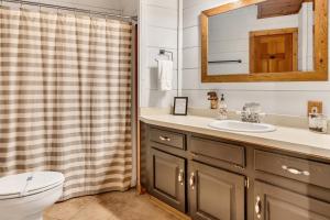 Cozy Walnut Mountain Cabin with Hot Tub & Views