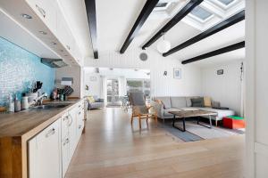 Lovely Bright Summer House Close To The Beach