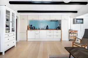 Lovely Bright Summer House Close To The Beach