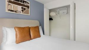 Landing Chic 1BD Tennis Court Pool