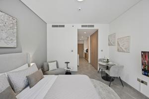 Deluxe Studio for 2 in Peninsula One, Business Bay