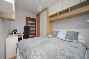 Comfortable Apartment with Air Conditioning and Balcony in the Capital by Noclegi Renters