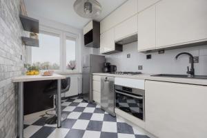 Comfortable Apartment with Air Conditioning and Balcony in the Capital by Noclegi Renters