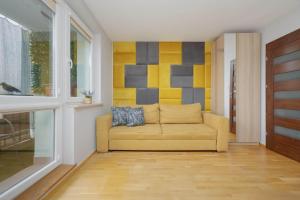 Comfortable Apartment with Air Conditioning and Balcony in the Capital by Noclegi Renters