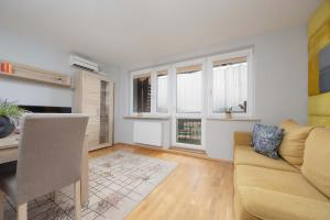 Comfortable Apartment with Air Conditioning and Balcony in the Capital by Noclegi Renters