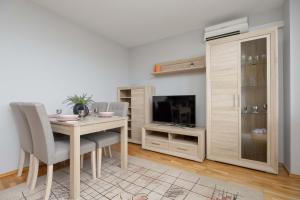 Comfortable Apartment with Air Conditioning and Balcony in the Capital by Noclegi Renters
