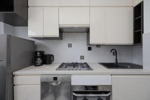 Comfortable Apartment with Air Conditioning and Balcony in the Capital by Noclegi Renters