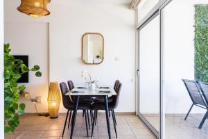 Yellow Canvas - 2-BR Apartment & Balcony in Larnaca