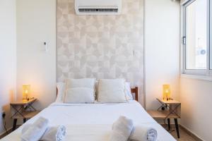 Yellow Canvas - 2-BR Apartment & Balcony in Larnaca