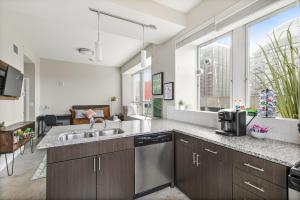 Welcome to Dog Moines-Downtown DSM Studio with Skywalk Access No Pet Fees